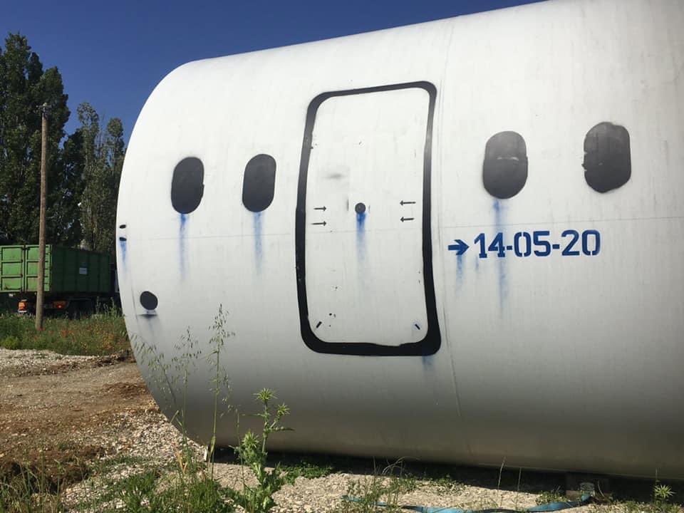 🇫🇷 Un morceau de fuselage d’avion d’Air France dans un champ au nord de Dijon ? Et non c’est l’œuvre en 2020 d’un street artist anonyme sur un morceau d’éolienne déposé plusieurs mois plus tôt. 📷 S Trannoy