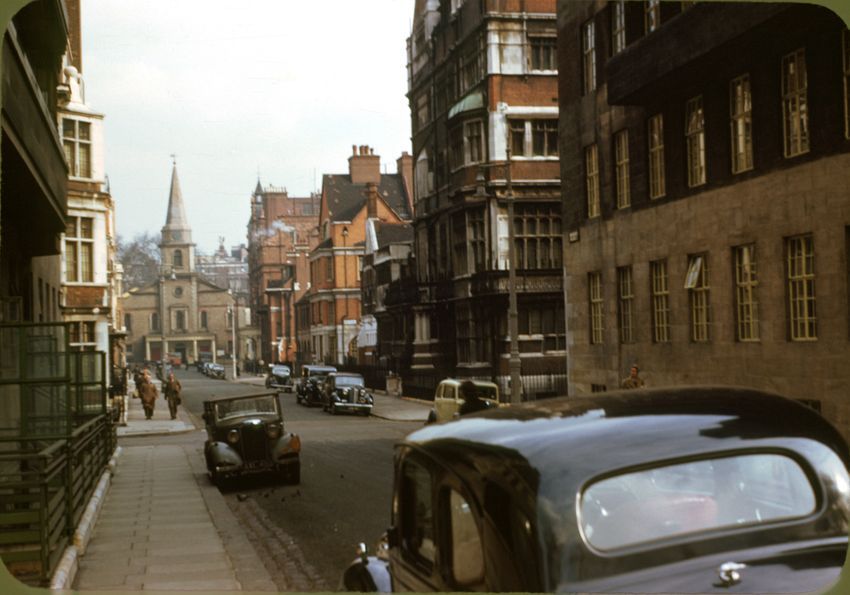 View east along Aldford Street, Mayfair. shot by Chalmers Butterfield on Kodachrome colour film in 1949. #kodachrome #1940s #mayfair #london