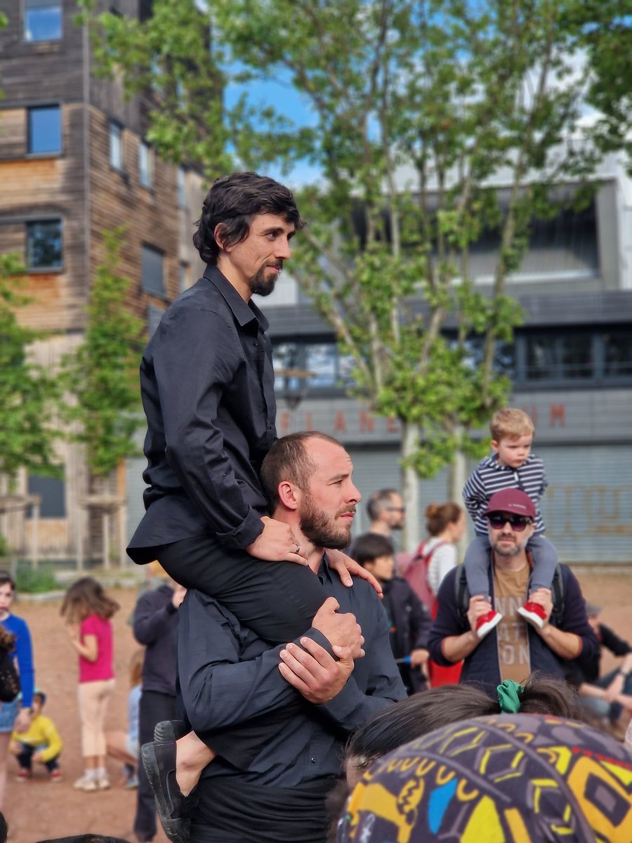 NadiaLakehal's tweet photo. CULTURE À VAULX-EN-VELIN 
Hier,sur la place de la Nation,UN MONDE extraordinaire pour suivre la Cie XY
Fière d'avoir vu énormément de jeunes et de familles fascinés par la performance des artistes
Un spectacle gratuit en partenariat avec le Festival Les Nuits de Fourvière 👏🏼💪🏽😉 https://t.co/nGqqojGoDb