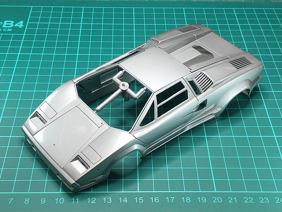 hisayos05377032's tweet image. #フジミカウンタック25anniv ⑫
ボディーを一通り磨いて、ぬるま湯でコンパウンドのカスを洗い流したら研出し終了。
シルバーなので反射が分かりにくいけどいいツヤ出ました。
ドア開閉の組み換えも問題なし。
これからボディの仕上げに入ります。
#2mgandini