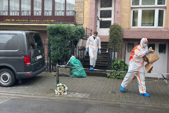 👉Er durfte in ihrem Haus wohnen: Brüsseler Ehepaar von illegalem Einwanderer erstochen

👉Ein bekannter belgischer Künstler und sein Partner sind am Dienstag erstochen aufgefunden worden. Bei dem Hauptverdächtigen soll es sich um einen 34-jährigen obdachlosen Einwanderer