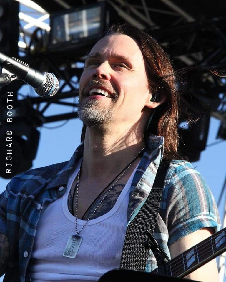 Morning everyone 🎶 Have a beautiful Sunday ❤️ © @richbooth72 #MylesKennedy #AlterBridge