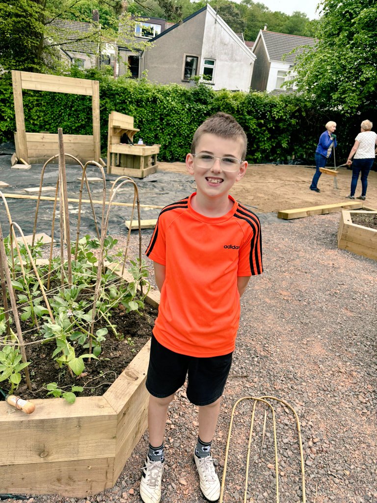 My little labourer helping shift sand and bark on the volunteer morning in Maesteg Welfare Park using skills learned in his school's Eco Community and Club <a href="/Dosbarth_GLAS/">@DosbarthEFYDD</a> <a href="/PlasnewyddPS/">Plasnewydd Primary School</a> <a href="/MaestegWelfare/">Maesteg Welfare Park</a>