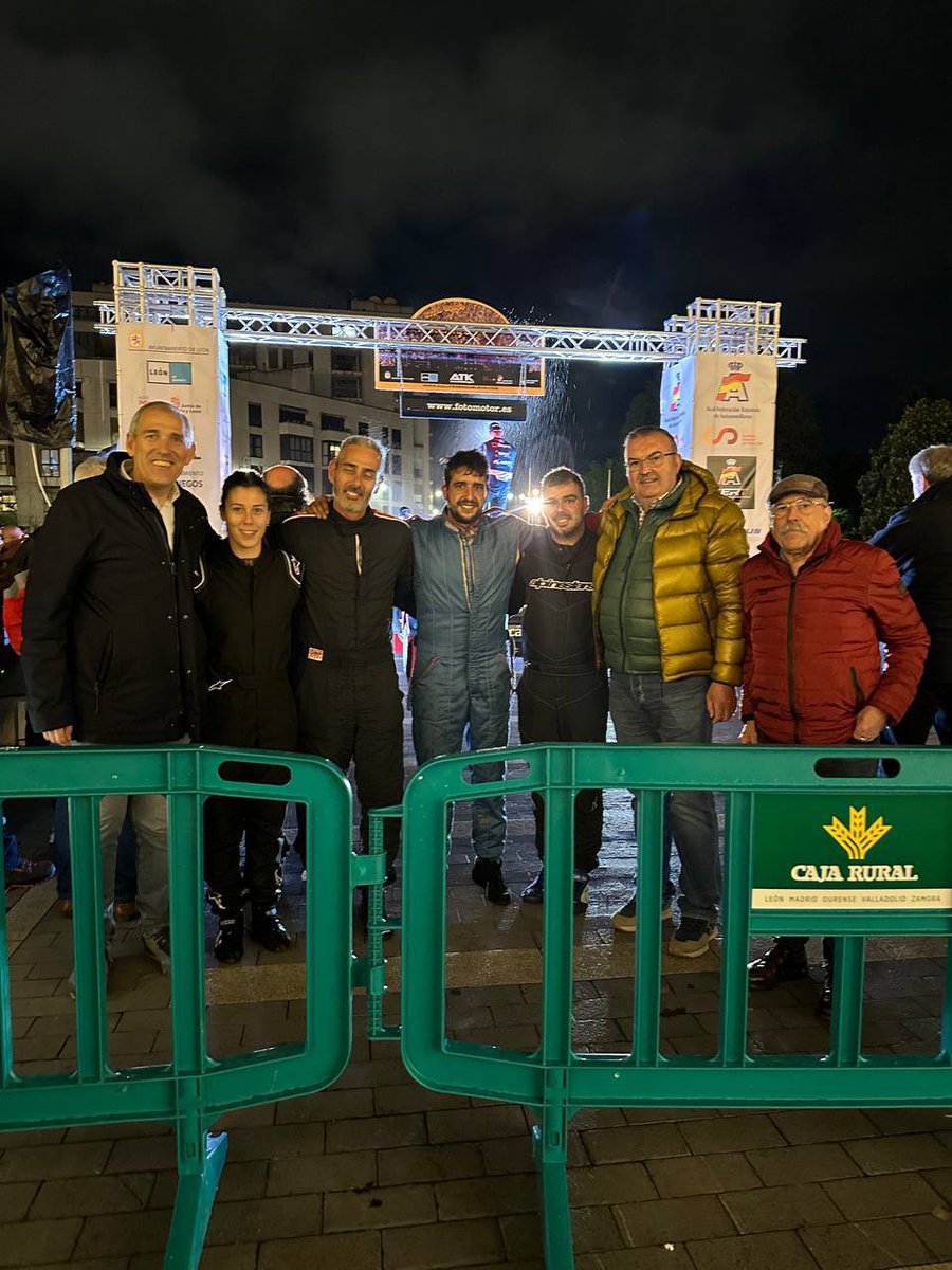 🏆Entrega de trofeos del Rallye Reino de León <a href="/RallyeReinoLeon/">Rallye Reino de León</a> ayer en la plaza san Marcos de #LeónEsp. 

Los concejales Vicente Canuria @halconmilenariu y Álvaro Pola, junto a otras autoridades, participaron en la ceremonia de podium.

¡Enhorabuena a los ganadores! 👏🏻👏🏻