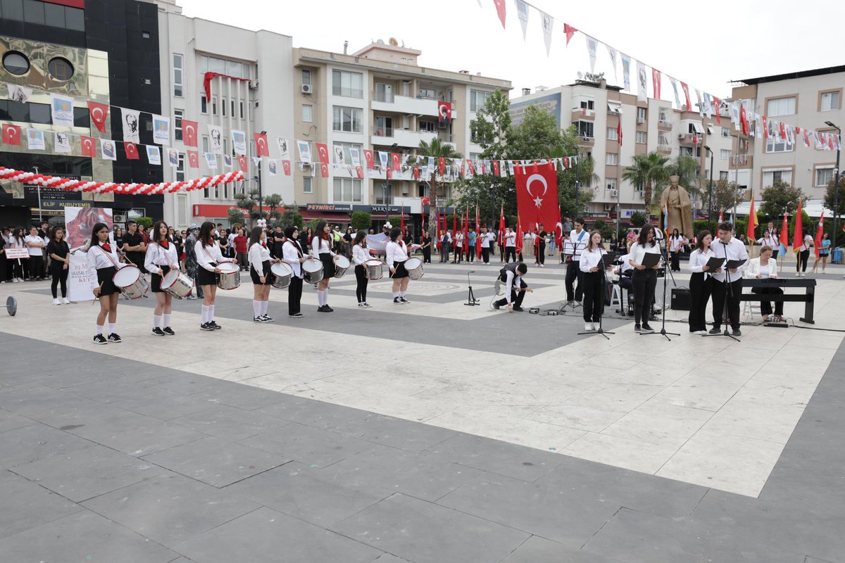 🇹🇷19 Mayıs Atatürk’ü Anma Gençlik ve Spor Bayramı çelenk sunma töreni ve kutlama programımız için 7'den 70'e Demokrasi Meydanı'ndaydık. Cumhuriyetimizin Kurucusu Gazi Mustafa Kemal Atatürk, silah arkadaşları ve tüm şehitlerimizi saygı ve şükranla anıyoruz.