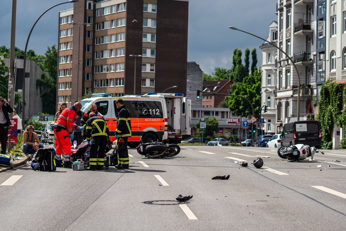 Unfall in Winterhude - Motorradfahrer schwer verletzt -
Jarrestraße Ecke Barmbeker Straße gesperrt

Fotos: BlaulichtNews