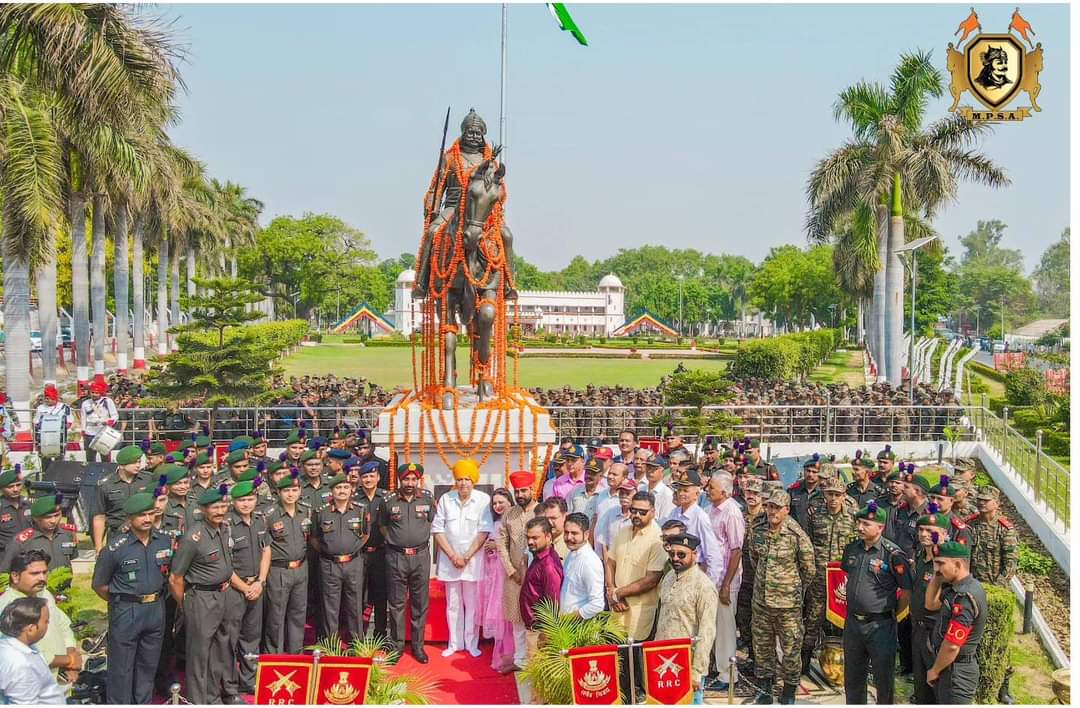 आज उत्तरप्रदेश के (फरुखाबाद) फतेहगढ़ में राजपूत रेजिमेंट के मुख्य सेंटर में शौर्य के प्रतीक राष्ट्रनायक महाराणा प्रताप जी की विशाल प्रतिमा को स्थापित किया गया ! 

@adgpi 
@KshatriyaItihas 
@lakshyarajmewar
