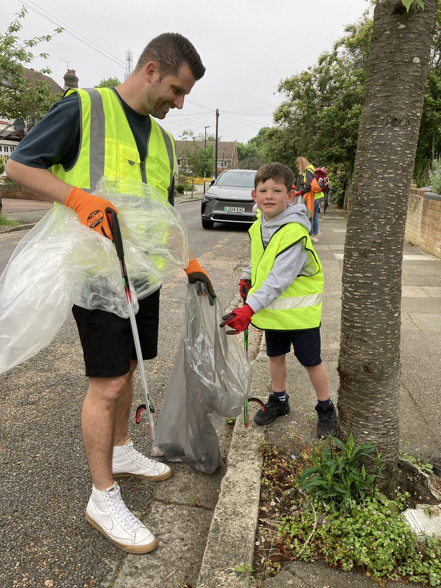 🥪 And a huge thank you to Danny and Jennifer at The Bull Pub for sandwiches - well needed with a few drinks.

🙏 Thank you also to Greenwich Council for the loan of the kit.

#lovewhereyoulive #community #cleanup
@Royal_Greenwich 
@KeepBritainTidy