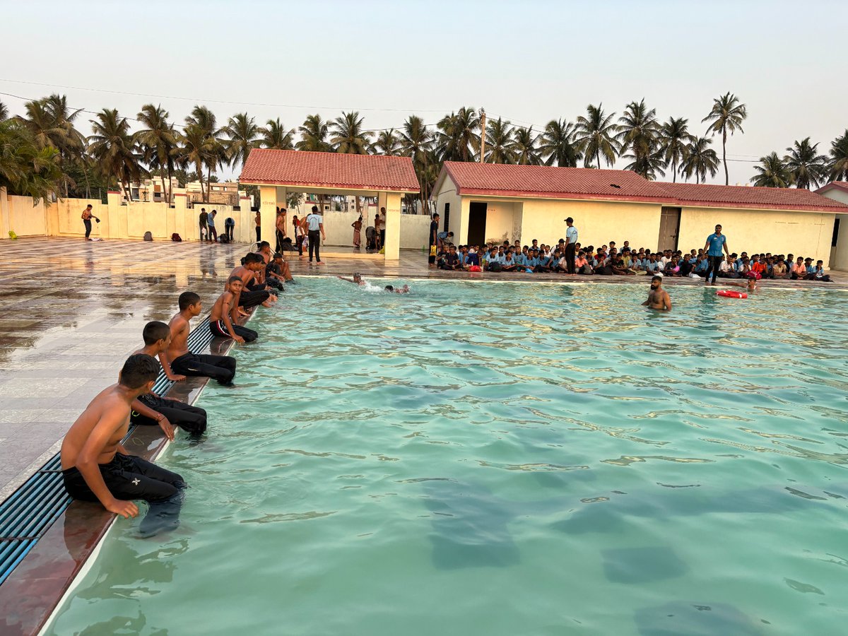 #NCCGUJARAT Cdts undergoing CATC of 7 NU under Jamnagar Gp at Khodinar practiced rigorously on Rifle Drill. Semaphore a being imparted regularly under shade and swimming is org as a measure against severe heat wave @DefencePRO_Guj @HQ_DG_NCC @CMOGuj @GovernorofGuj
