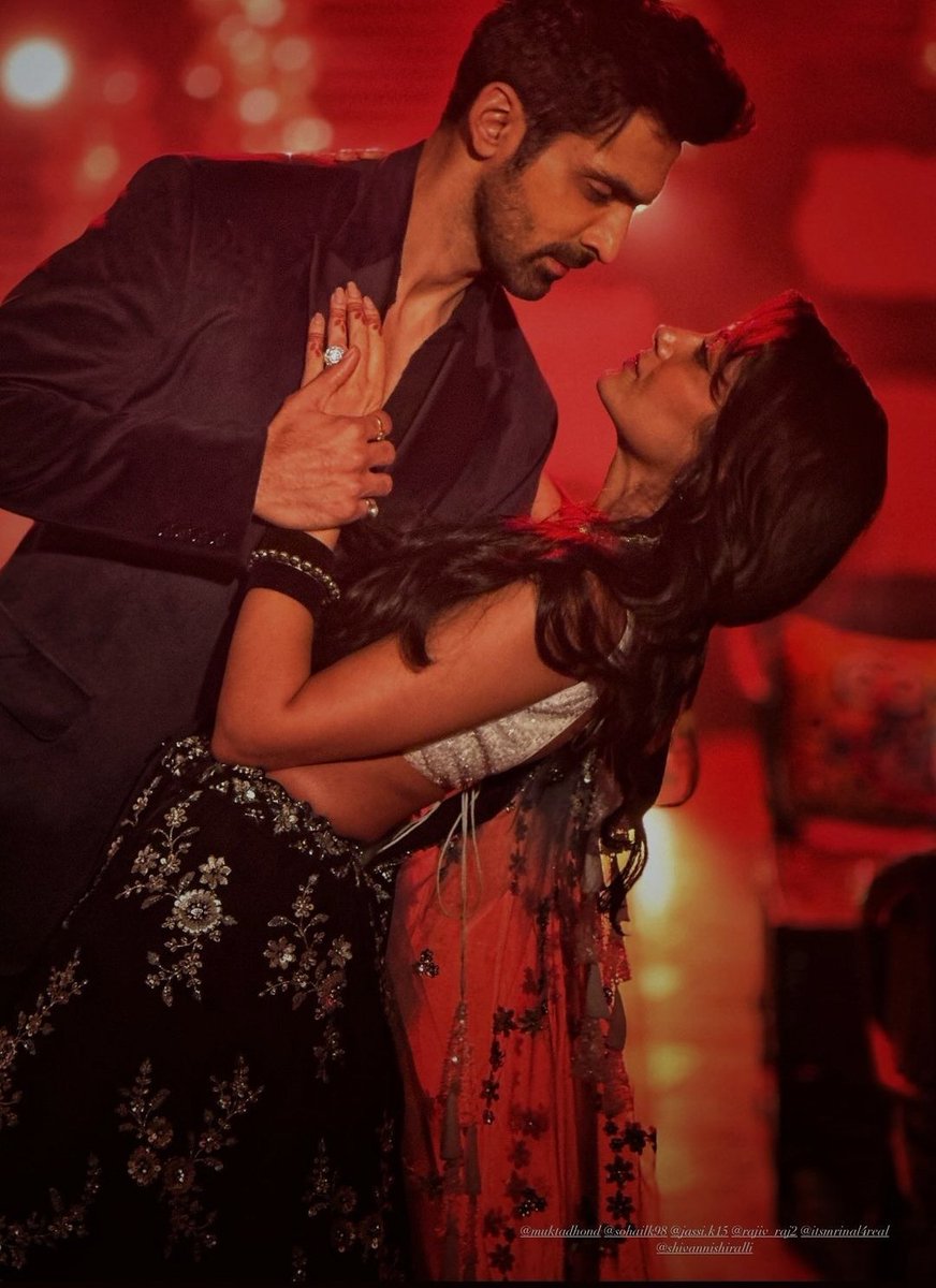 Oh My God Whatt 's This😭😭😭😭 
This Is Straight Out Of Fairtrade💗
The Chemistry Is Sizzling 🥵 and how hawt the are looking 🔥
#SritiJha #ArjitTaneja #SriJit #AmVira #KaiseMujheTumMilGaye #AmViraKiShaadi