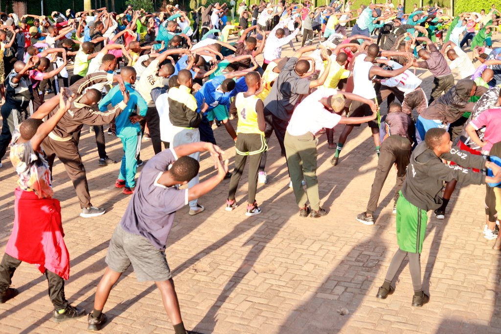 Muri iki gitondo mu Karere hakozwe siporo rusange, hagamijwe guteza imbere umuco wa siporo n'ubuzima buzira umuze. Umuyobozi w'Akarere @RadjabM n'abandi bayobozi b'inzego zitandukanye mu Karere bifatanyije n'abatuye Umujyi wa #Rwamagana muri iyi siporo ya #RwamaganaCarFreeDay .