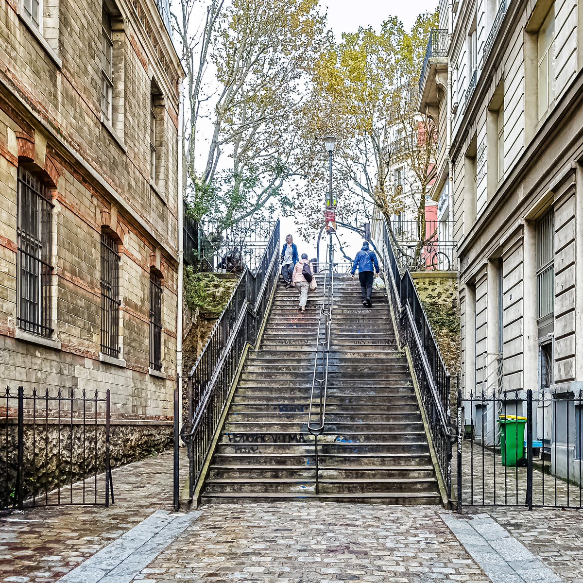 Escaliers de la rue Levert à Belleville comme un écho à ceux de Montmartre - Paris 20

#parisladouce #paris #pariscartepostale #parisjetaime #pariscityguide #paris20 #thisisparis #visitparisregion #patrimoine #architecture #streetofparis #montmartre #belleville #ruelevert
