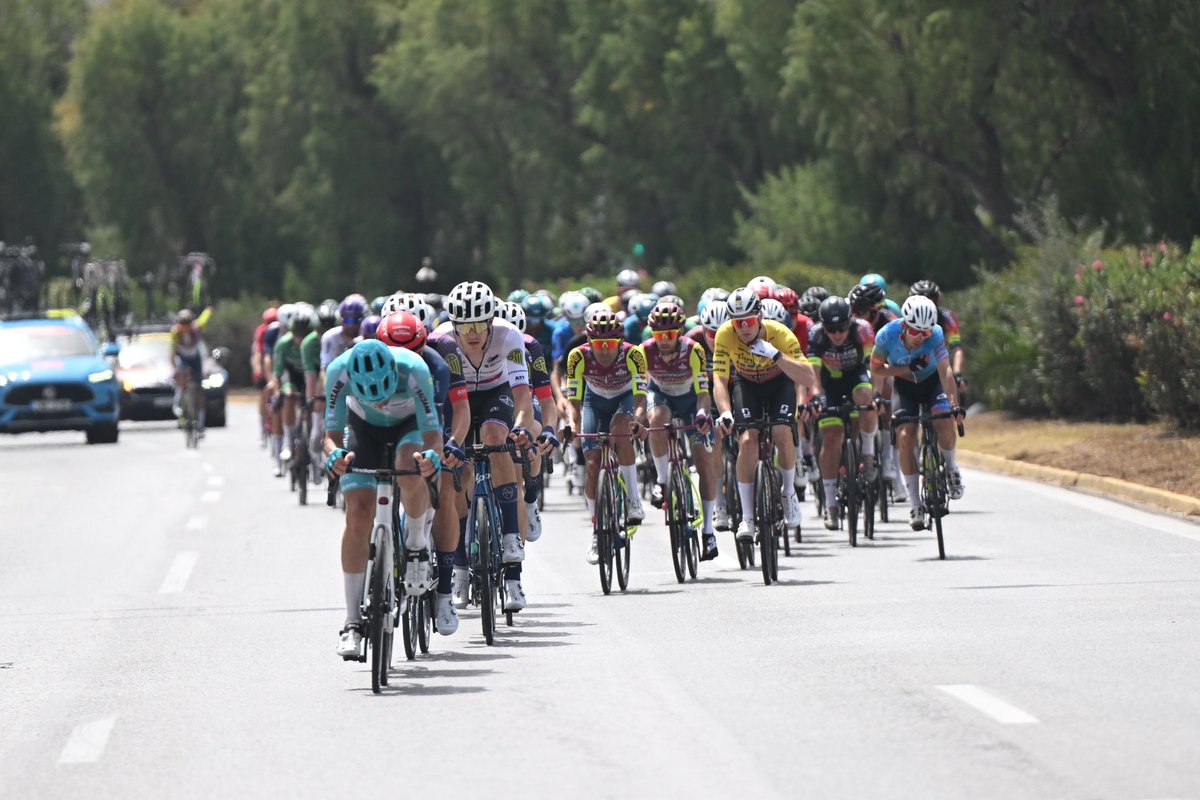 The riders get into the Athens Circuit with 8 laps to go . The update of the race is : 5🚴🏻↔️45’’↔️peloton #tourofhellas #ΙToH2024