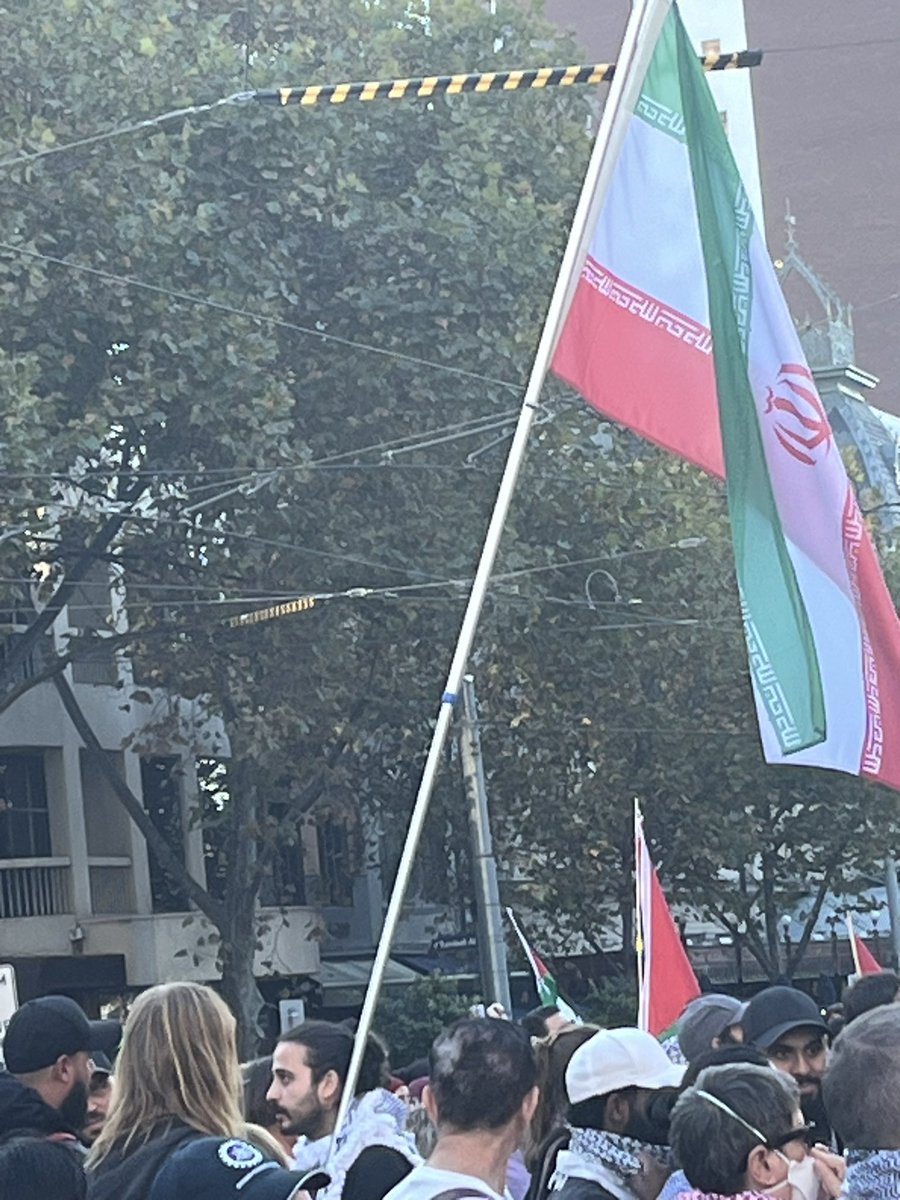 مودبانه و‌ اروم پرسیدم چرا با پول مردم، پرچمی رو آوردی که زیر آن مردم ایران را اعدام می‌کنند؟ مشت اول رو خوابوند جوابشم گرفت🙅🙂‍↔️

این از ناکارآمدی اپوزیسیون است که چنین اراذلی در دنیای ازاد برای یک‌ رژیم تروریستی پروپاگاندا می‌کنند
#ژن_ژیان_ئازادی