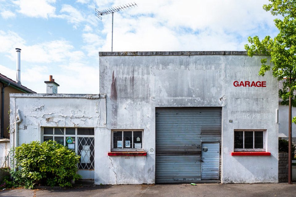 Garage. #garage #abandon #renanperon #photographie #photography #photooftheday #chantepie #newtopographics #topography #banalography #revueepic #vernaculaire #liminalspace #ancien #oldschool