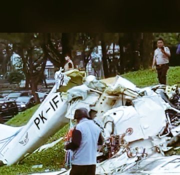 Turut berduka cita atas jatuhnya satu unit pesawat latihan di Lapangan Sunburst BSD, Tangerang Selatan. 

Data sejauh ini korban yang Meninggal Dunia berjumlah 3 orang 🥀