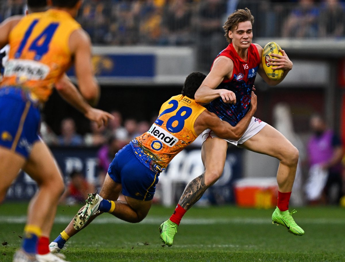 HT @WestCoastEagles 7.8 (50) lead @melbournefc 6.1 (37) It's a tight contest in the west. 📺 Watch #AFLEaglesDees on ch. 504 or stream on Kayo: bit.ly/3nQsGNv ✍️ BLOG bit.ly/4dOIV6c 🔢 MATCH CENTRE bit.ly/3ynYLoe
