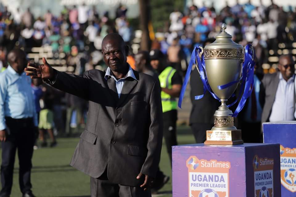Former SC Villa player Geoffrey Higenyi delivered the trophy to the MTN Omondi Stadium, Lugogo. He was part of the team that won the double (league & cup) in 1986. #StarTimesUPL