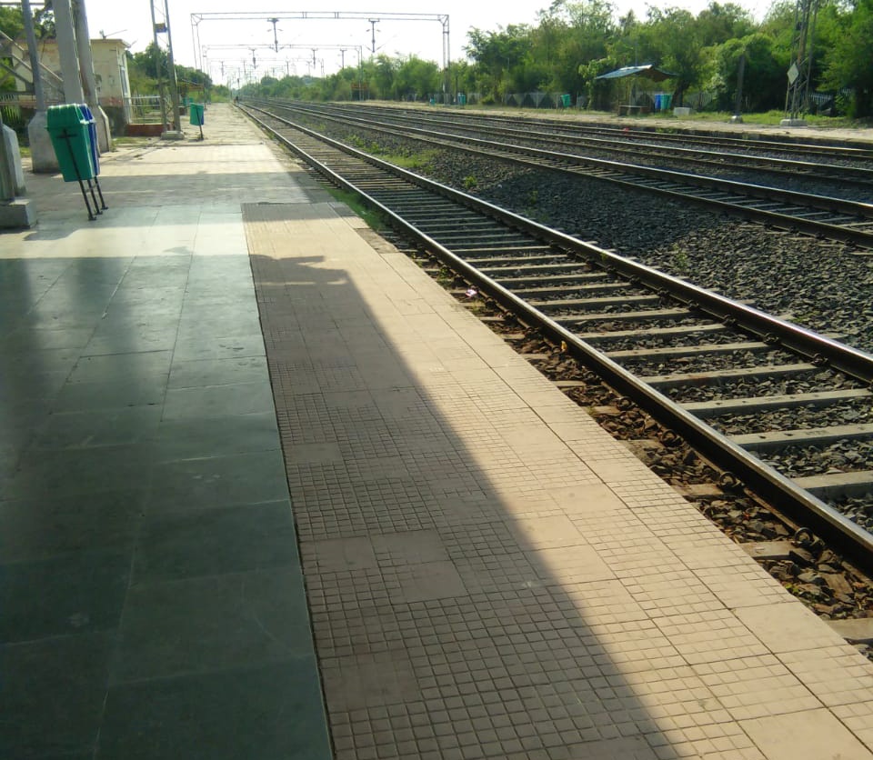 स्वच्छ रेल, स्वच्छ भारत! पश्चिम मध्य रेल,जबलपुर मंडल के कटनी स्टेशन में साफ़-स्वच्छ रेलवे प्लेटफार्म एवं ट्रैक की झलक। #IndianRailways