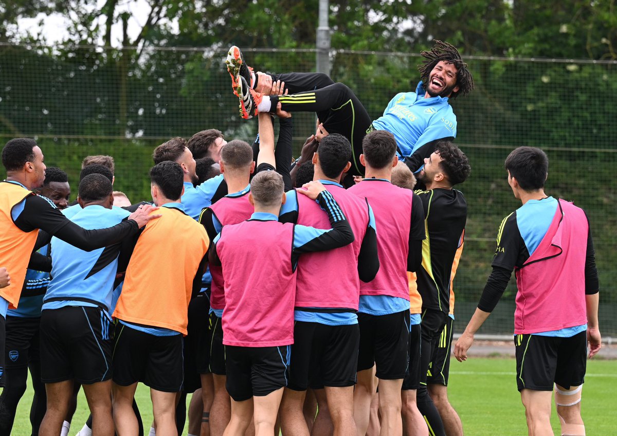 afcstuff's tweet photo. The Arsenal squad showing their appreciation for Mohamed Elneny in his final training session for the club yesterday. 🥹❤️ https://t.co/mIhfCn3swT