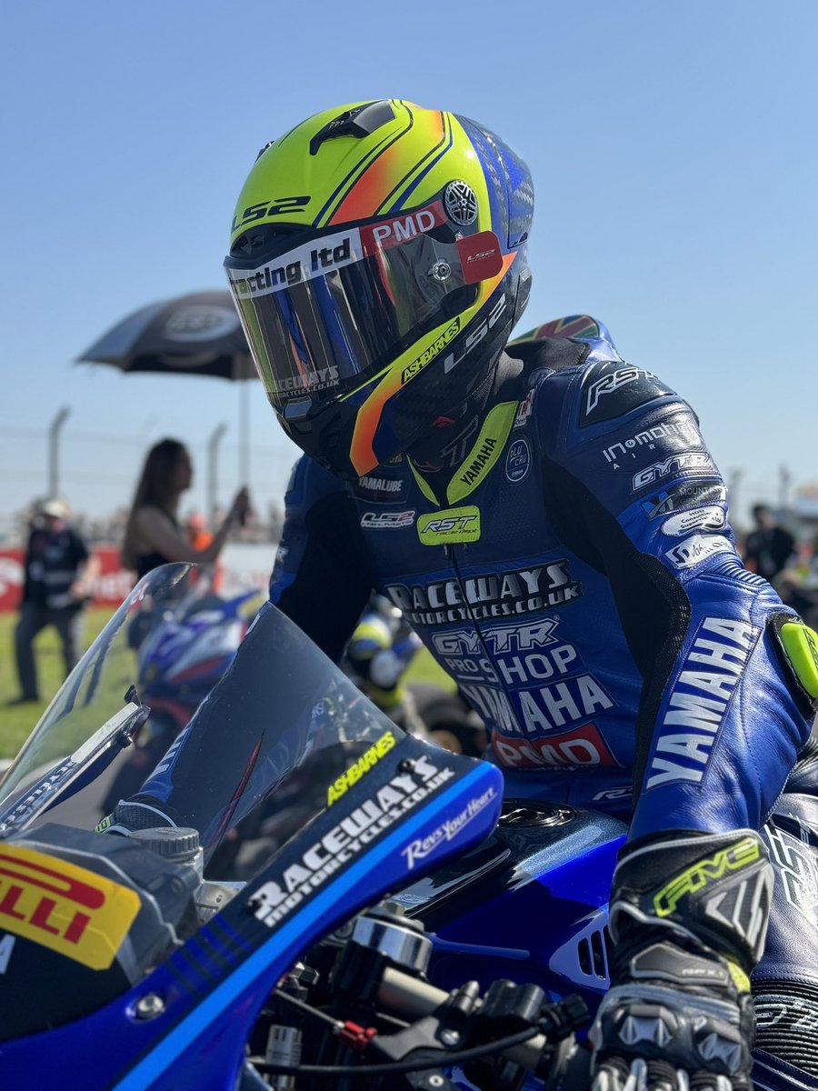 Ready. Waiting. 😈 The second Pirelli Sportbike Race of the weekend is coming up now! 😃 #YamahaRacing #RevsYourHeart #RWorld