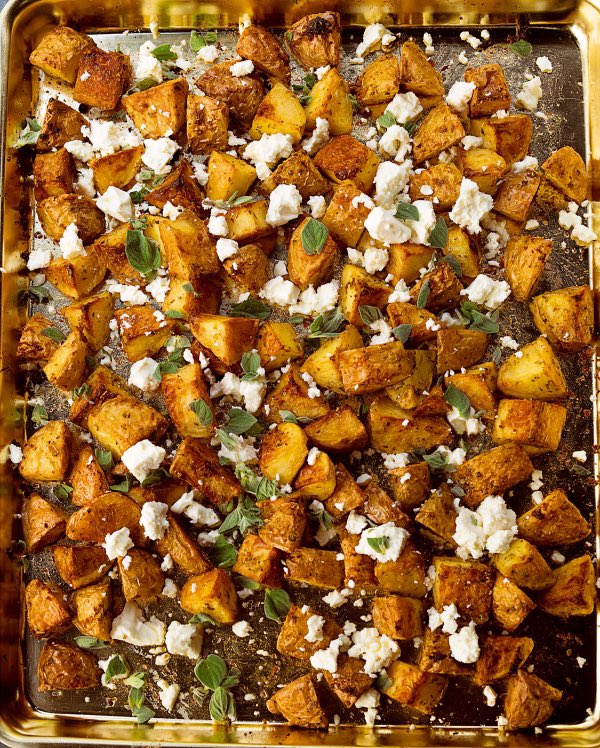 Garlicky Roast Potatoes with Oregano and Feta are #RecipeOfTheDay – and while they’re (obviously) wonderful with lamb, I also love them with fried eggs, or even just with a large green salad! nigella.com/recipes/garlic…