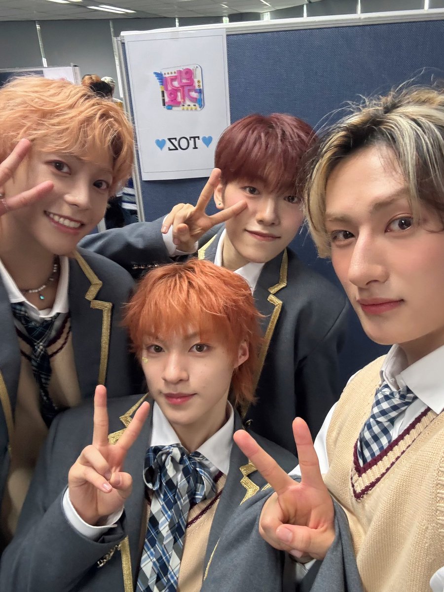 TOZ_YYent's tweet photo. [📸] 

2024.05.19 인기가요👟👟
토파즈 마지막 방송까지 함께해서 행복해요
끝까지 따라와주기 💓 ૮ ◜ᵕ◝ ྀིა

#TOZ #티오지 
#TO_my_new_friends
#NU_SHOES
#TOZ_KOREA_1ST_MINI_ALBUM https://t.co/0mGjTUDQEy