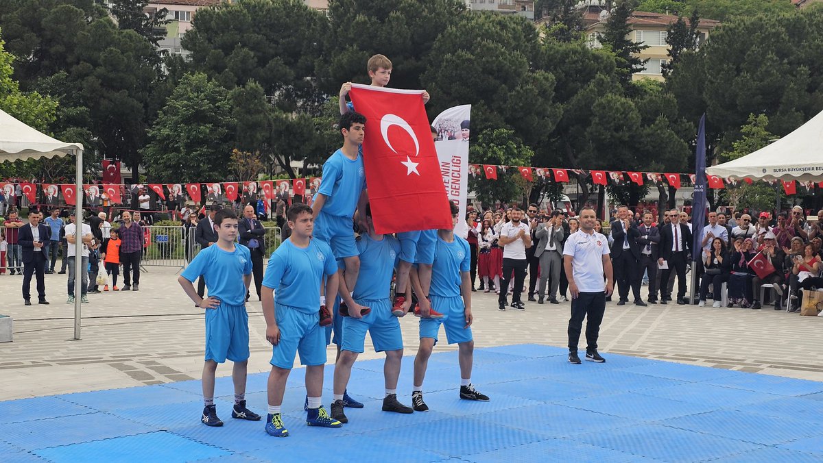 Büyük Önder Atatürk’ün; “Ey yükselen yeni nesil, istikbal sizsiniz. Cumhuriyeti biz kurduk, onu yükseltecek ve yaşatacak sizsiniz.” sözleriyle gerçek ifadesini bulan #19Mayıs Atatürk’ü Anma Gençlik ve Spor Bayramımızı, Türk Gençliği ile birlikte idrak etmenin onur ve gururunu