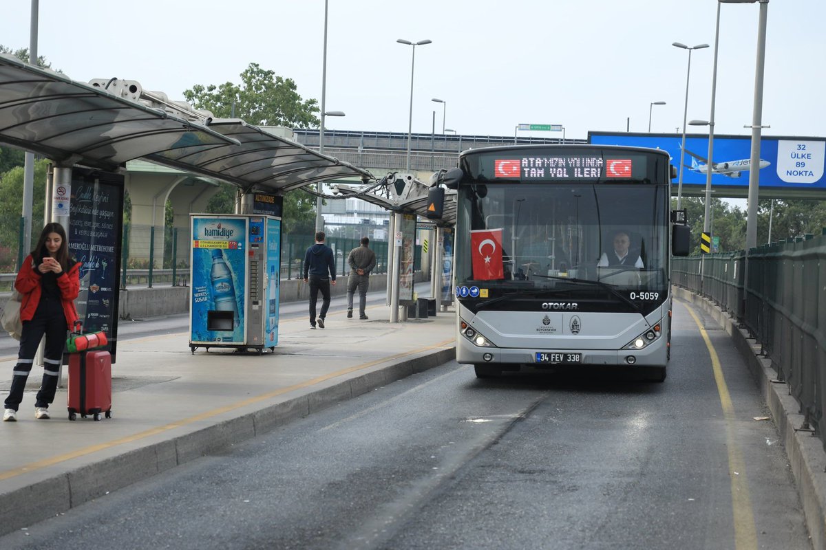 İETT otobüslerine 19 Mayıs süslemesi yapıldı: 'Ata'mızın yolunda tam yol ileri!'
