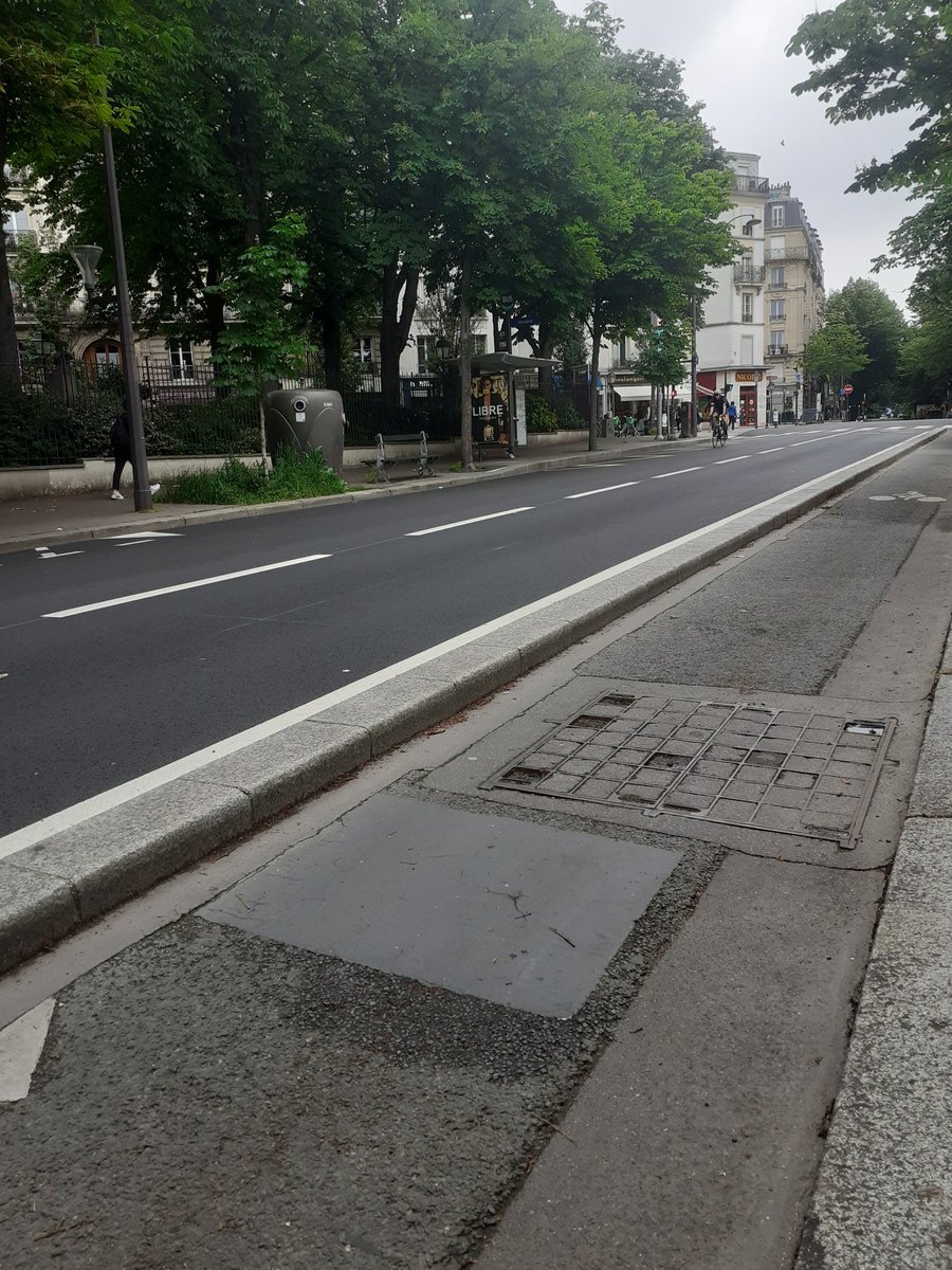 A Paris, la mairie n'en fait que pour le vélo... 👉 Rue Bobillot #paris13 deux salles deux ambiances.