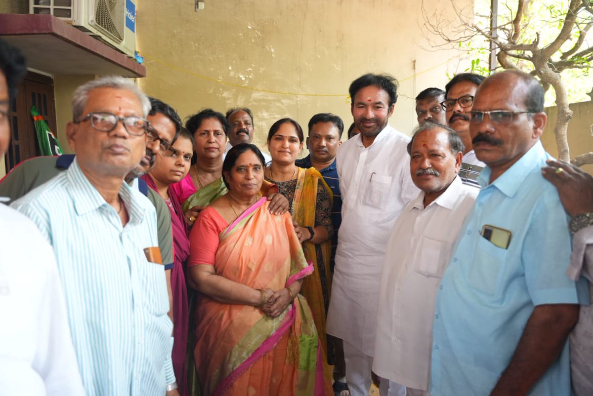 Met the family of Sri Sravan, Malkajgiri Corporator, who was arrested illegally by the Telangana police, at their residence, today. Assured all support to the family members Congress is following the footsteps of BRS, muzzling opposition voice. As BJP progresses in Telangana,