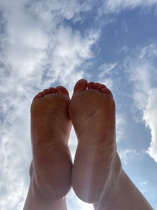Sent from above 😇  #solesunday #soles #solelover #ukfeet #britishfeet https://t.co/tVOgTPdryp<a href="/tag/solesunday"class="tags">#solesunday</a><a href="/tag/soles"class="tags">#soles</a><a href="/tag/solelover"class="tags">#solelover</a><a href="/tag/ukfeet"class="tags"><span>#ukfeet</span></a><a href="/tag/britishfeet"class="tags"><span>#britishfeet</span></a>