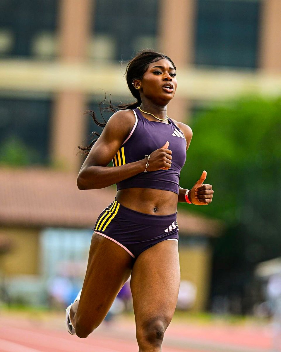 DID YOU KNOW!??🤯 Favour Ofili 🇳🇬 now holds THREE African Records in her career! She set records over 150m, 200m & 300m, two of them coming from this year alone. 150m - 16.30s 200m indoors - 22.11s 300m - 35.99s This could be a really big year for her as she already ran a