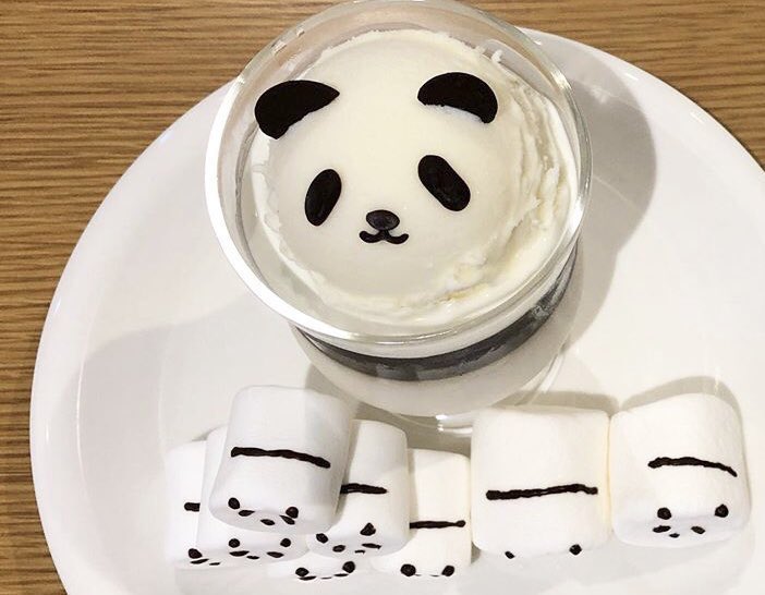 愛知県名古屋市大須観音駅近くにあるお店「yama coffee」の、コーヒーゼリーにパンダのアイスクリームをのせた「パンダコーヒーゼリー(＋パンダマシュマロ)」✨