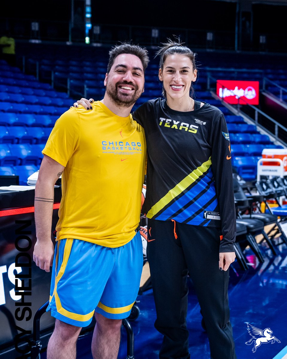 🇹🇷 WNBA'de Türk buluşması! Chicago Sky video koordinatörü Can Özbalkan ile Dallas Wings forması giyen Sevgi Uzun. 📸: @DallasWings