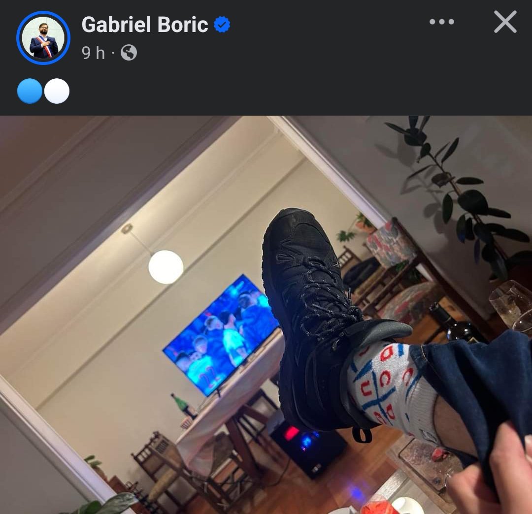 Así está Boric publicando en facebook bien relajado viendo el partido, mientras todo chile se cae a pedazos, la gente de Valparaíso por los incendios duerme en carpas porque aún no tienen su casa de emergencia, es una vergüenza la índolencía de este tipo no tiene nombre.