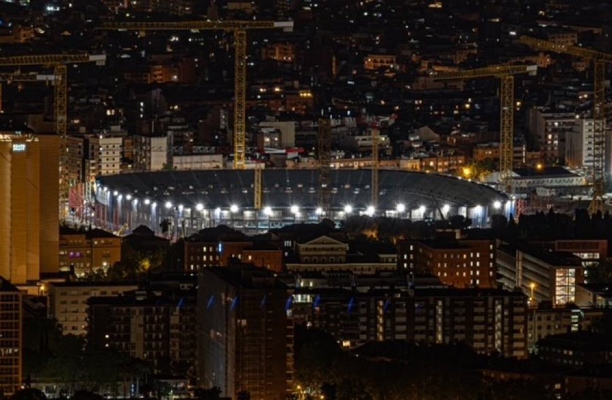 Yapımı devam eden Camp Nou'nun dün gece çekilmiş fotoğrafı.