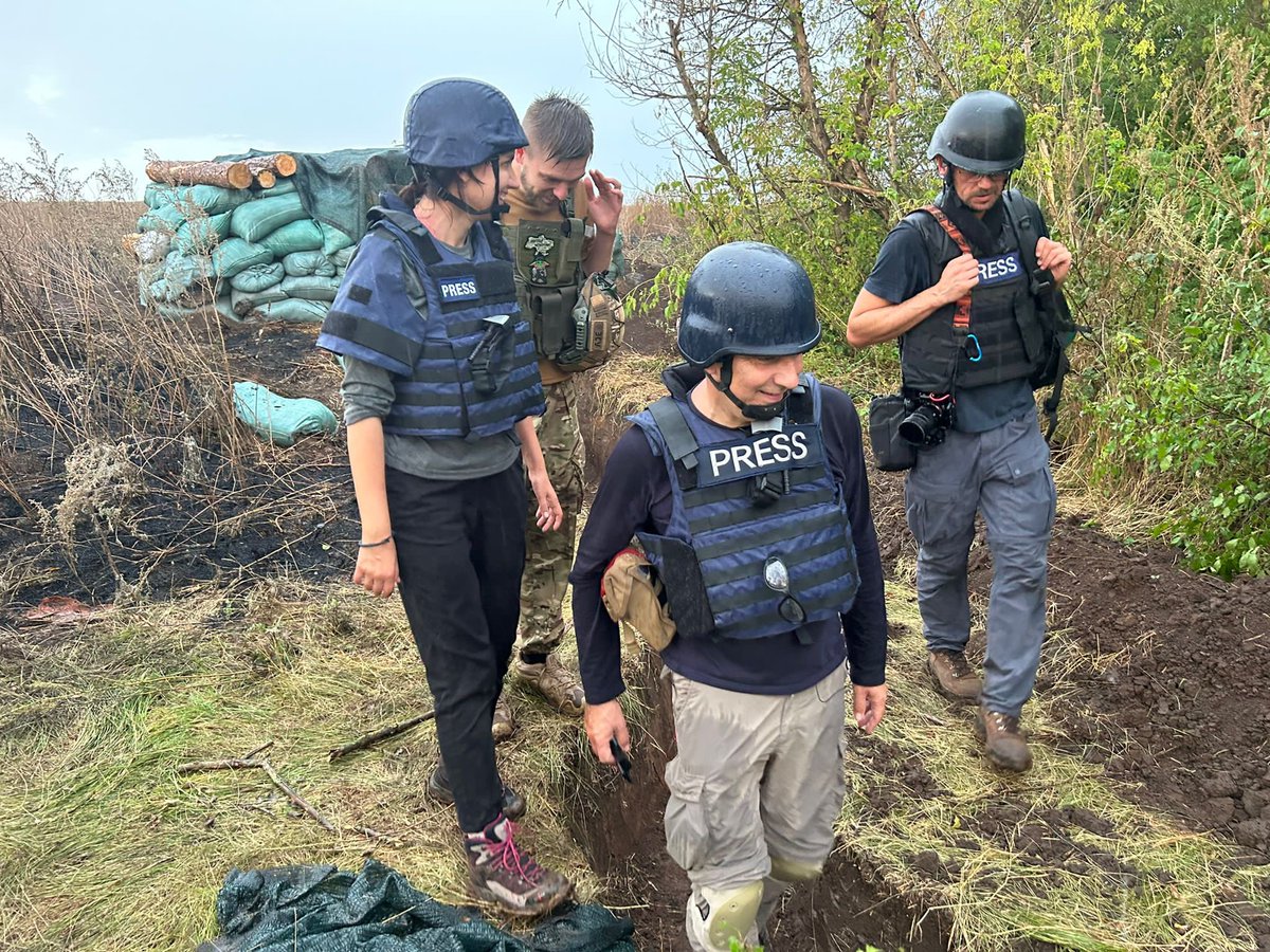 2023 Donbas, Ukraine: we are on the frontline but wearing blue. More advanced body armour. I have a first aid kit fixed to it, a ready tourniquet below my chin, & eye protection. With producer @SKoczmar + @shootme_camera. Maybe my last war but who knows?