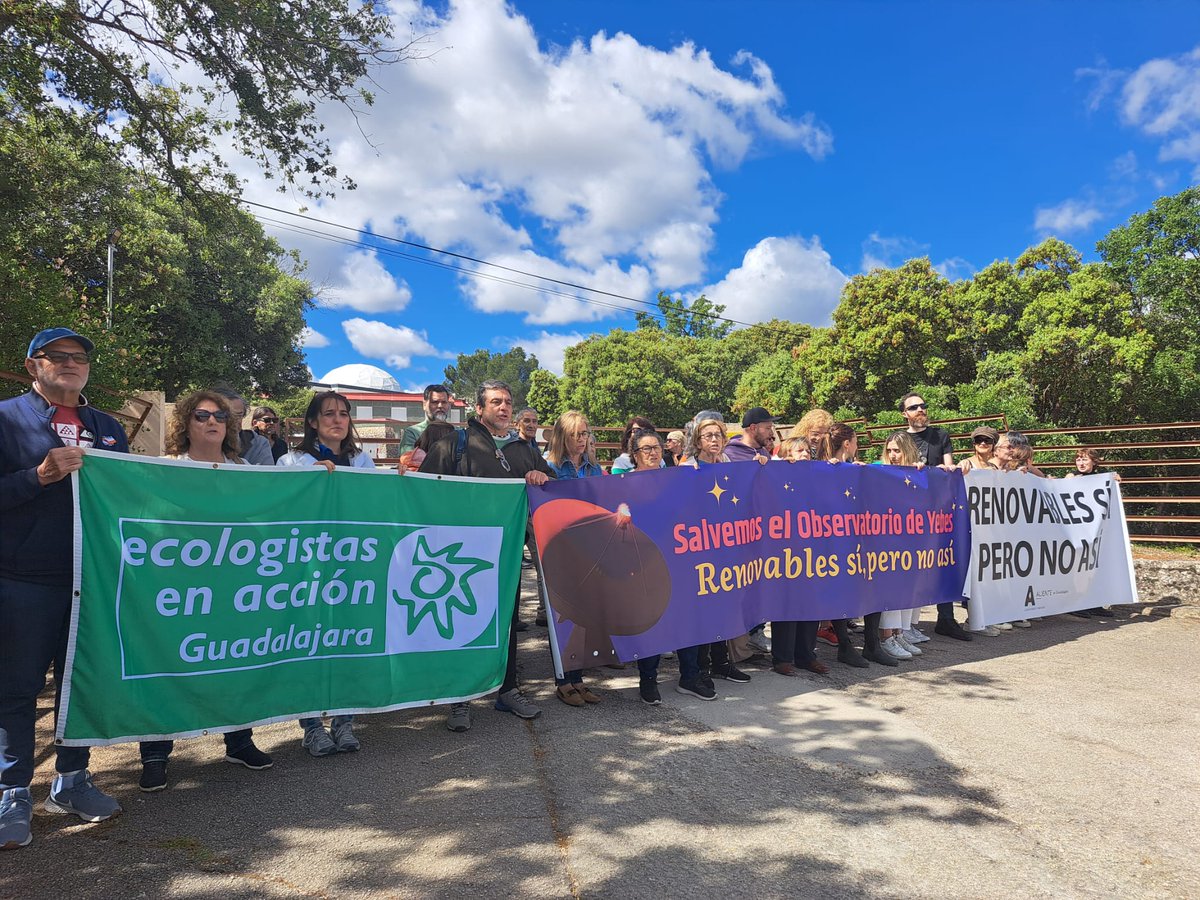 Ayer nos manifestamos en el Observatorio de Yebes contra la posible implantación de varios parques solares fotovoltaicos a escasos metros de sus radiotelescopios. El acto terminó con la lectura de un manifiesto por parte de las tres principales asociaciones presentes.