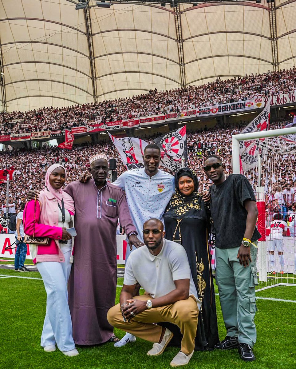 🙏❤️ Serhou Guirassy with his family after the final game of the season with Stuttgart! 🇬🇳