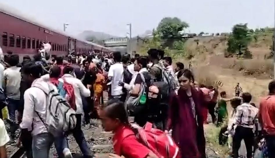 Mumbai Aarahi Godan Express Train Ke Dabbe Se Nikla Dhunwa At Igatpuri, Train Roki Gayi, All Is Well

Read Full News: bit.ly/3QSAlJY

#GodanExpress #GorakhpurToMumbai #IgatpuriAdventure #mumbaiexpress #Train #TrainDelay #TrainDrama #TravelMumbai