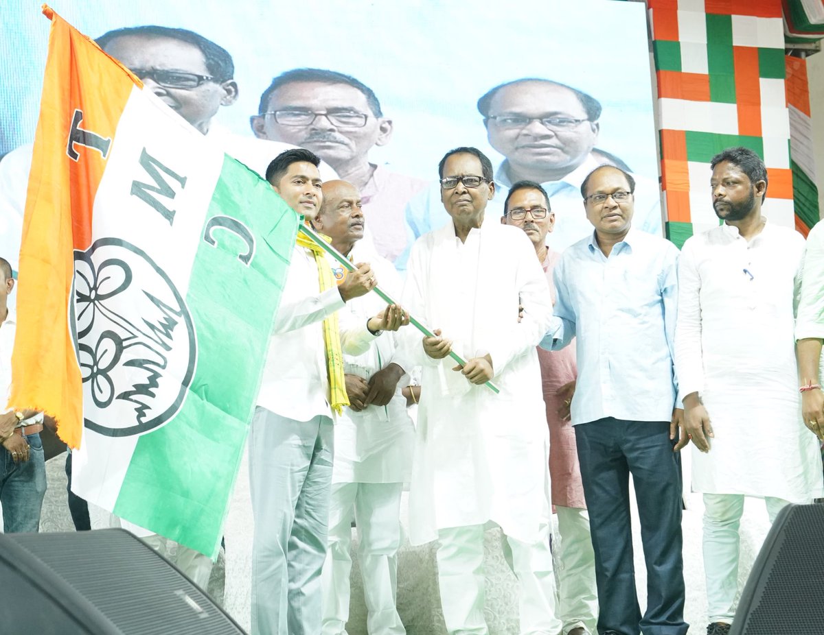AITCofficial's tweet photo. In the presence of our Nat'l GS, Shri @abhishekaitc, BJP's outgoing MP from Jhargram, Kunar Hembram, proudly took up the Trinamool Congress flag.

We wholeheartedly welcome him to the Trinamool Congress family. Together, we are committed to fighting for the welfare of our Ma, Mati, Manush!
