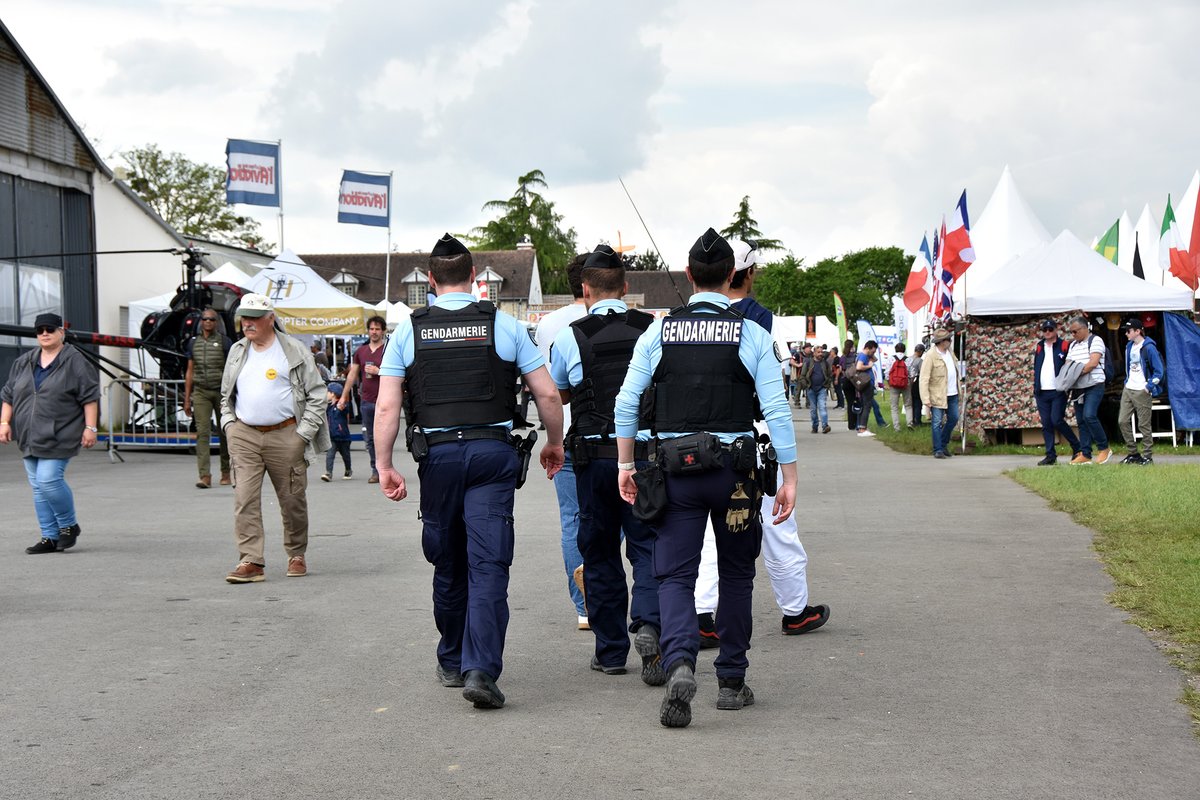 🛩️ Tout au long du #meeting #aérien de Cerny / La Ferté Alais, la @Gendarmerie_091 est mobilisée pour vous permettre de profiter de l'événement en toute sécurité !