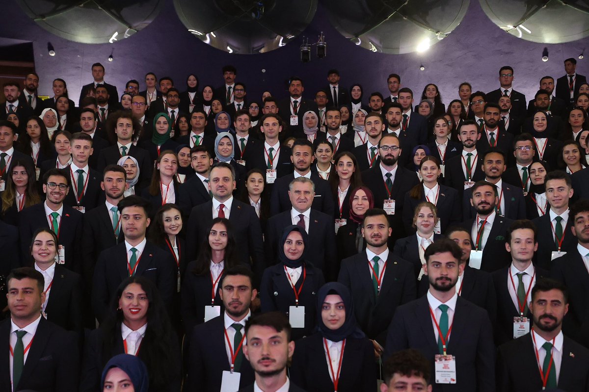 #19Mayıs’ın temsilci gençleriyle buluştuk.🇹🇷 Gençliğin ve sporun yüzyılının sahipleri olan gençlerimize inancımız da güvenimiz de tam. Onları çok seviyoruz...❤️ #TürkiyeninGücüGençliği