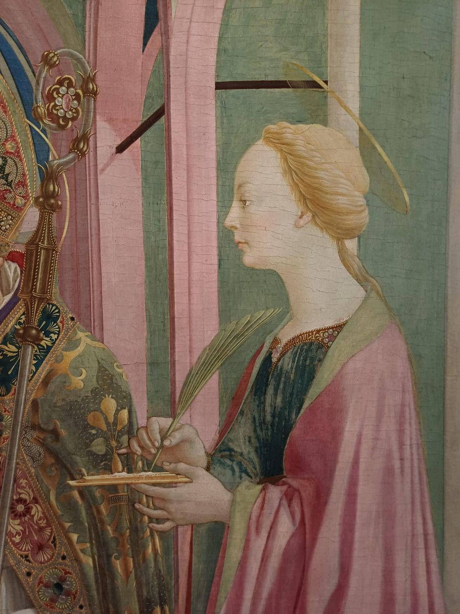 E' tornata in Galleria, più luminosa che mai, la pala di Santa Lucia de' Magnoli di #DomenicoVeneziano (1445ca). Il restauro permette di cogliere le squisite cromie e i sapienti passaggi chiaroscurali. Un vero maestro della luce!