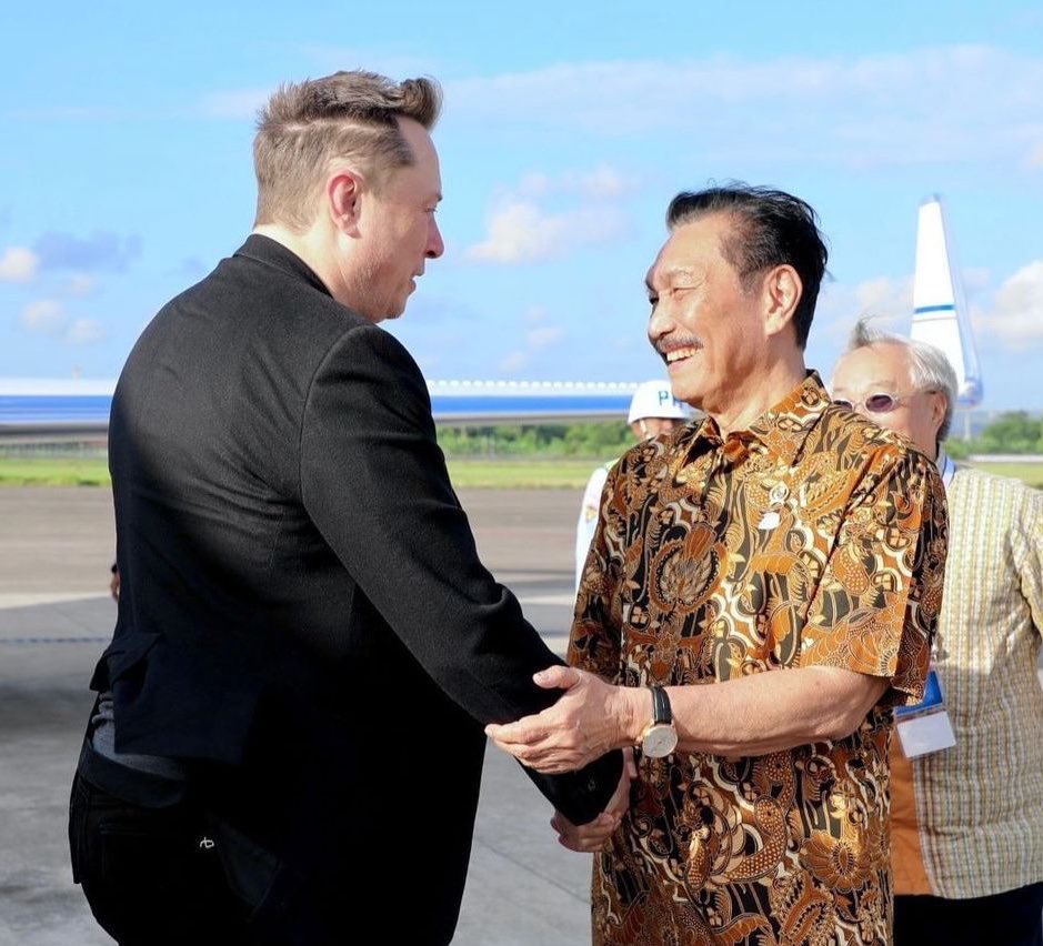 Elon Musk in Bali, Indonesia launching Starlink