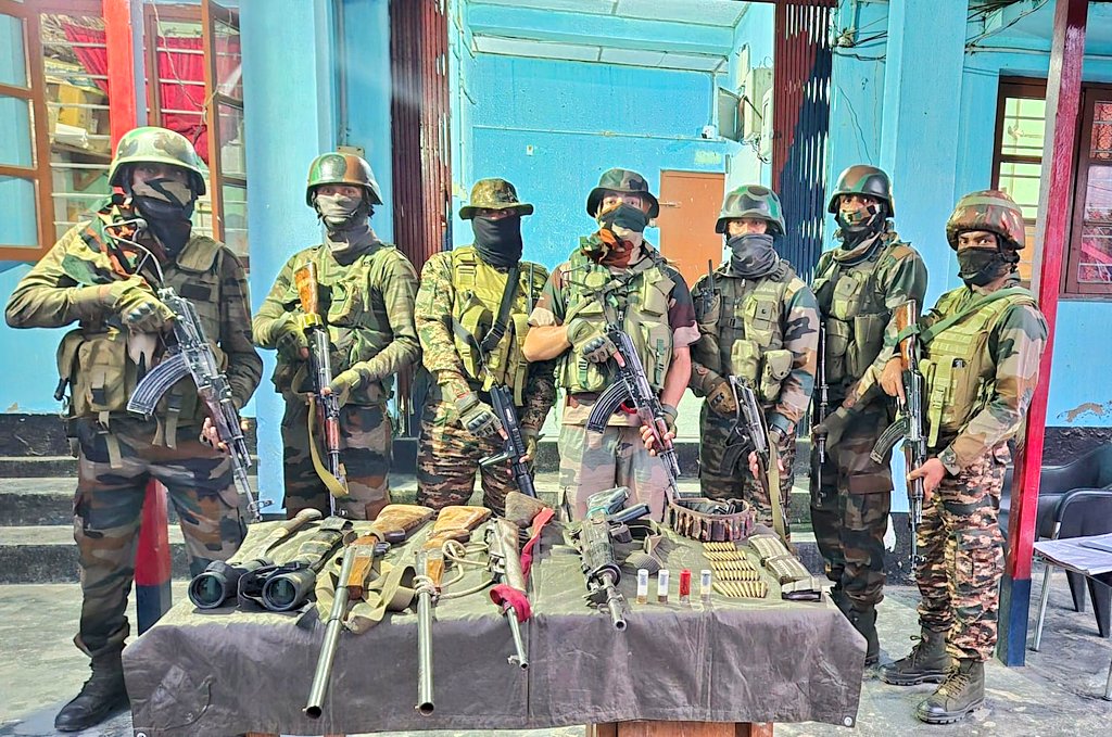 #IndianArmy recovered 1x 5.56mm INSAS Rifle, 2x 12 Bore Guns, 1x 303 Rifle, Ammunition & War-like stores from Maphou dam area, Imphal(E), #Manipur, acting upon a specific information. Stores handed over to @manipur_police. @SpokespersonMoD @adgpi @easterncomd @MyGovManipur
