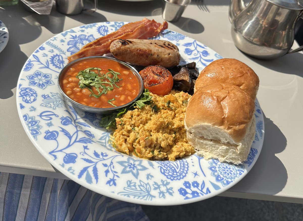 @FryUpSociety a fry up with a Bombay twist from Dishoom in Canary Wharf! The Masala beans are amazing 🤩