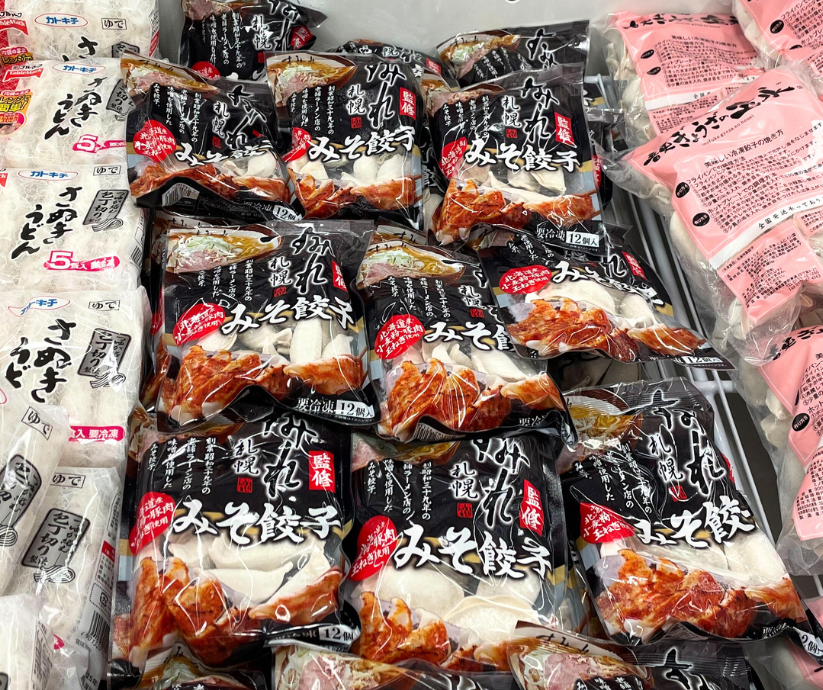 open_close_shop's tweet photo. ５月１８日スーパーダイイチにて発売開始！

すみれ札幌 監修
「みそ餃子」

すみれのラーメンに、実際に使用されている味噌を使用
北海道産小麦粉、豚肉、玉ねぎ使用

１２個入り 798円（税込861.84円）

※ココノススキノ店を除きます。

@SUMIREYA_ramen https://t.co/YrZghZU0Pm