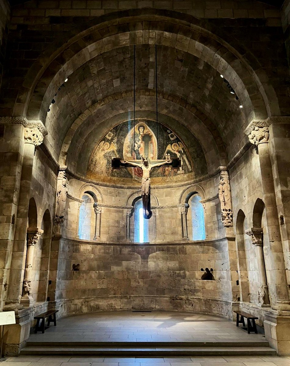 ¿Veis las ruinas de la izquierda? Son los restos de la Iglesia de San Martín, en Fuentidueña #Segovia ¿Veis la maravilla de la derecha? Es el ábside de dicha iglesia, desmontado piedra a piedra en 1957, y trasladado al MET. Hoy exhibido en The Cloisters, New York. @patrimoniojcyl